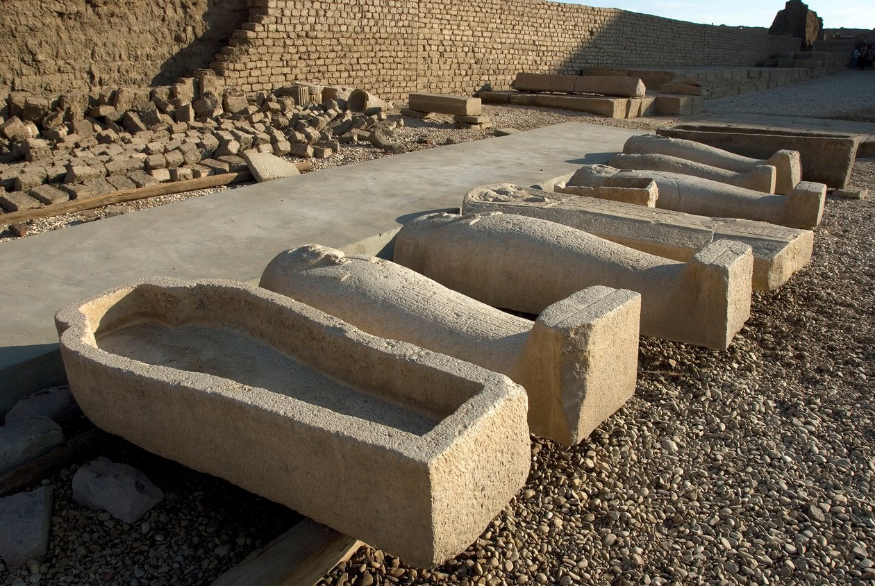 Egyptisk antikvitet: sarkofagplass i en av gårdsplassene til Hathor-tempelet, Dendera (Denderah), Egypt av Egyptian Ptolemaic Period