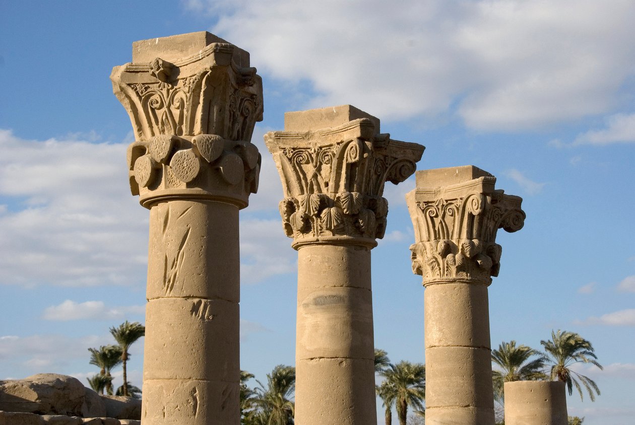 Egyptisk antikke: utsikt over søylene i kiosken foran inngangen til tempelet dedikert til gudinnen Hathor. 81-117 e.Kr. Dendera, Egypt av Egyptian Ptolemaic Period