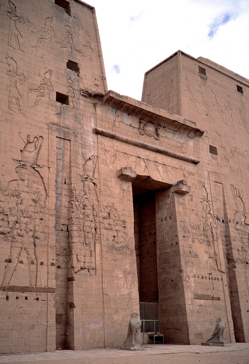Egyptisk antikvitet: utsikt over inngangen til Edfu-tempelet (Edfu) dedikert til den guddommelige Horus og bygget mellom 237 og 57 f.Kr. Egypt av Egyptian Ptolemaic Period