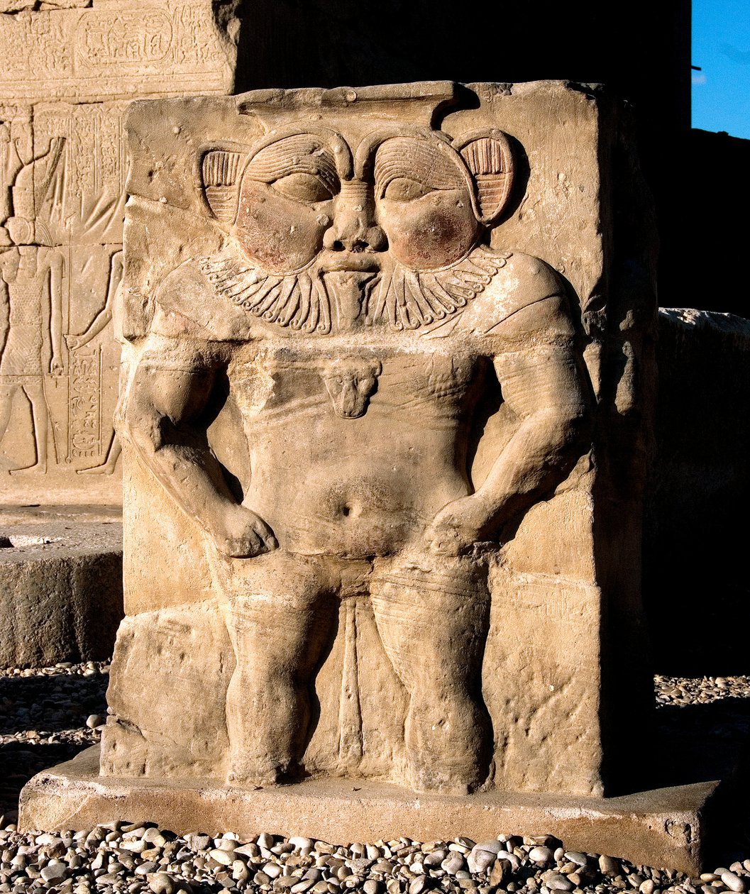 Egyptiske antikviteter: guddommen Bes. Detalj av et lavt relieff av tempelet dedikert til gudinnen Hathor. Hathor-tempelet, Dendera (Dendera), Egypt av Egyptian Ptolemaic Period