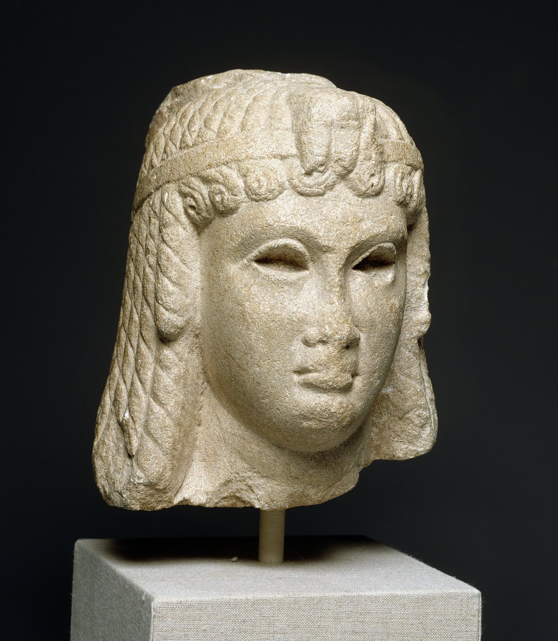 Hodet for en dronning som bærer en tung parykk, muligens Cleopatra VII (69-30 f.Kr.) (marmor) av Egyptian Ptolemaic Period