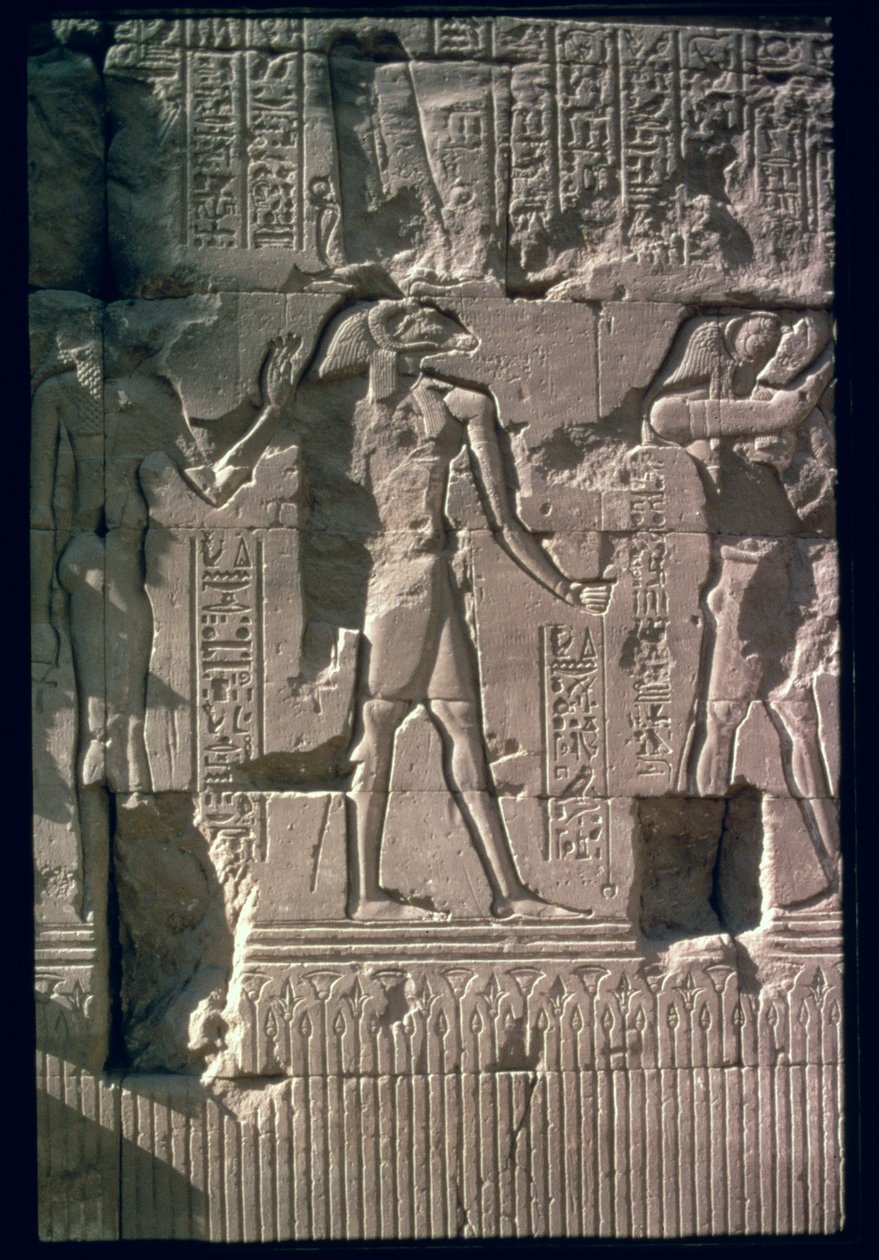 Relieff som viser Khnum, fra skjermveggen til Khnum-tempelet (kalkstein) av Egyptian Ptolemaic Period