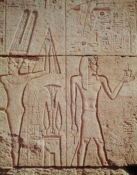 Relieff som viser Philip Arridaeus (323-317 f.Kr.) som holder et røkelseskar foran Amun med guden Min til venstre, fra helligdommen til Philip Arridaeus, makedonsk dynasti av Egyptian Ptolemaic Period