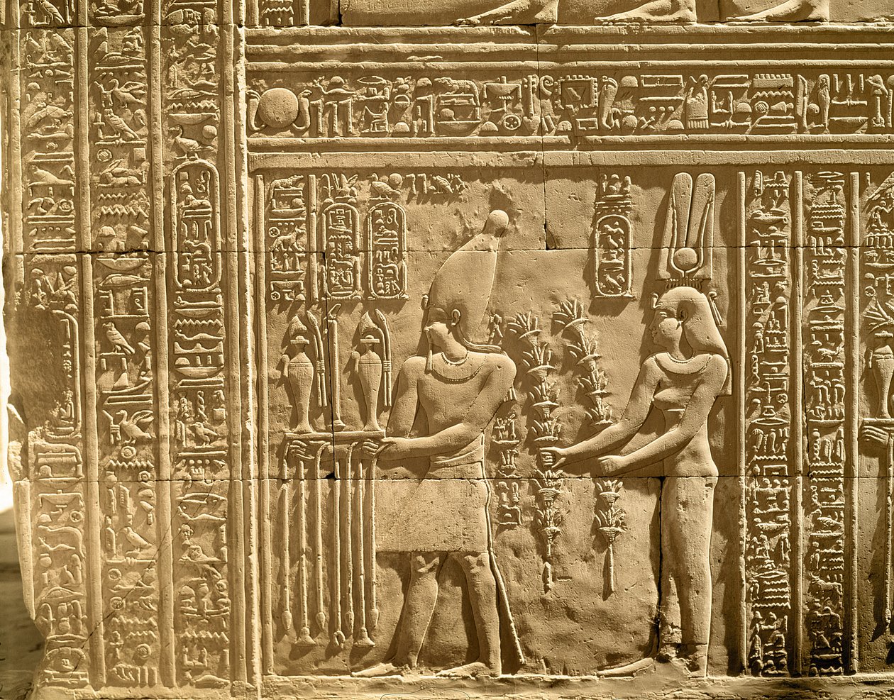 Relieff som viser Ptolemaios VIII Euergetes II (Physkon) og Cleopatra III som ofrer gudene av Egyptian Ptolemaic Period