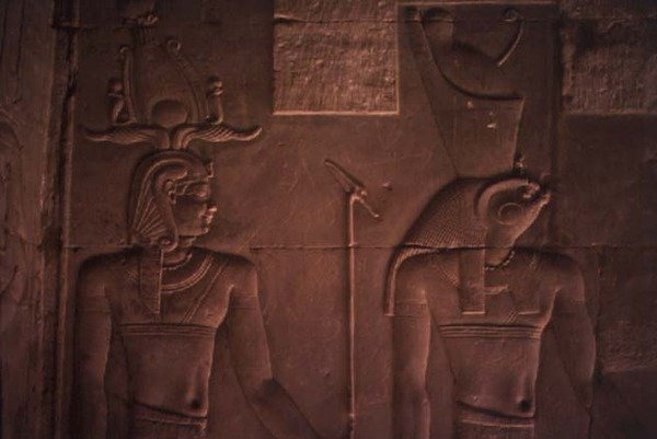 Relieff som viser Ptolemaios XII (ca. 112-51 f.Kr.) og Horus (stein) av Egyptian Ptolemaic Period