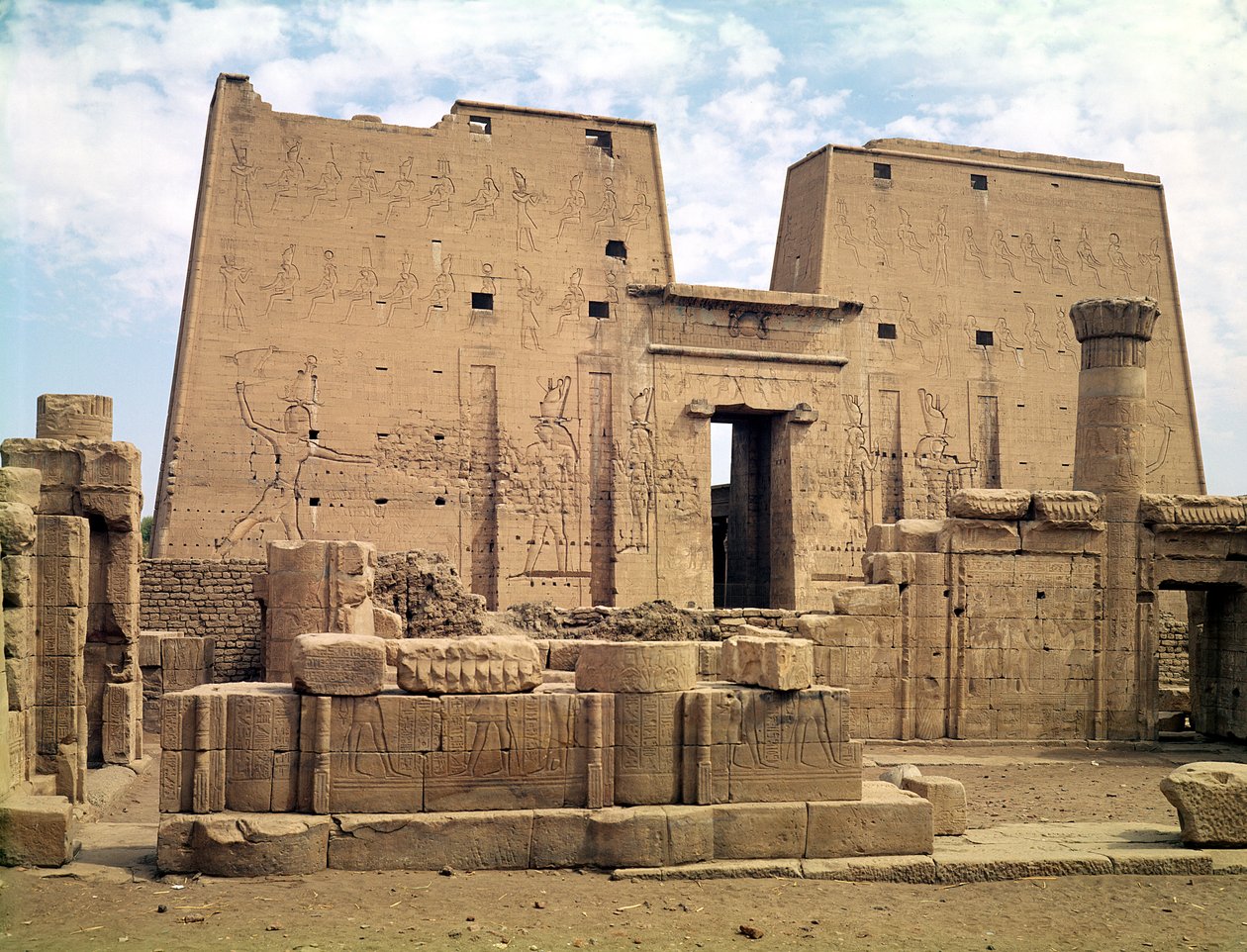 Utsikt over den første pylonen til Horus-tempelet av Egyptian Ptolemaic Period
