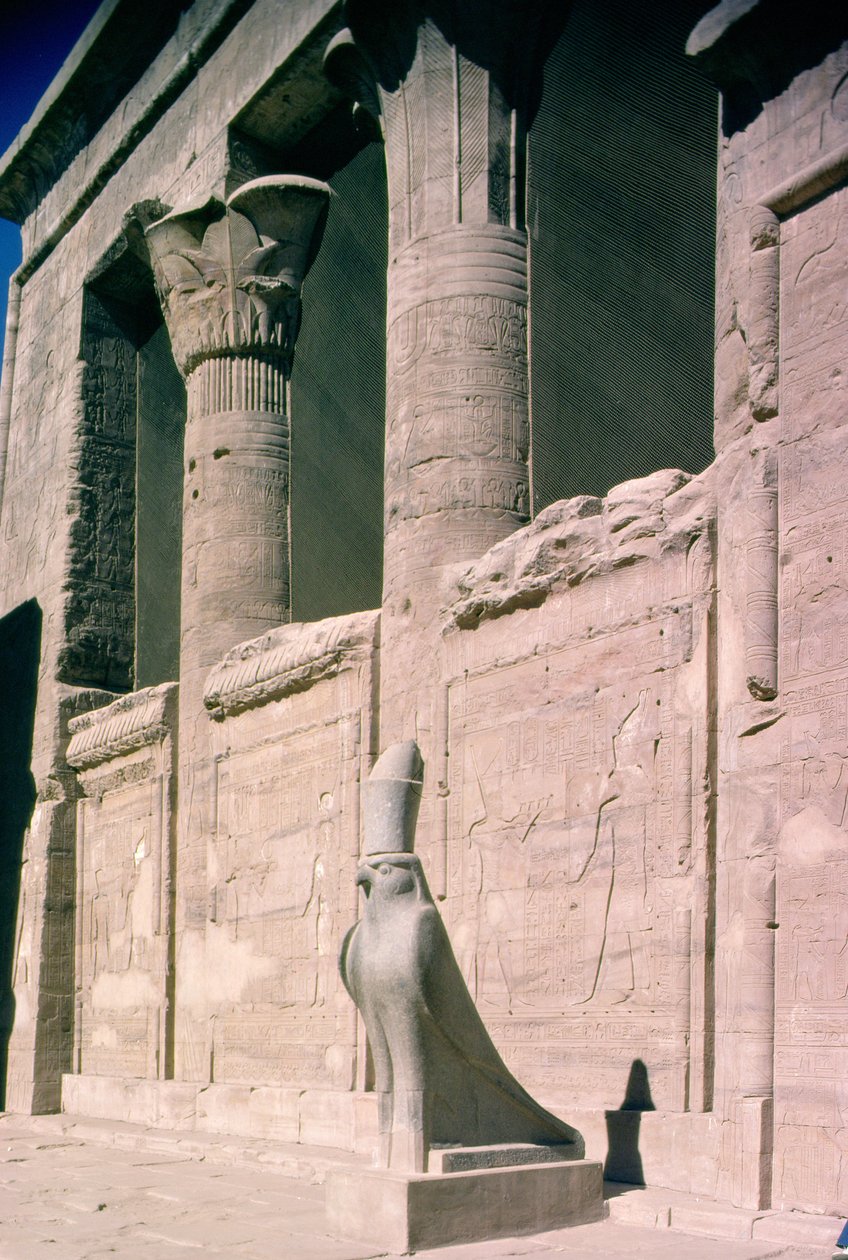 Utsikt over sandsteinsfasaden til Horus-tempelet av Egyptian Ptolemaic Period