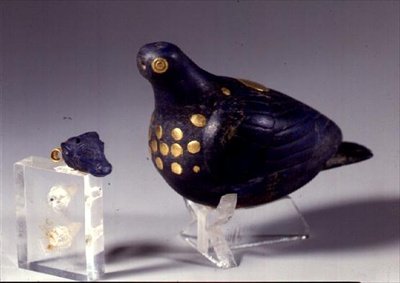 Votivdue og anheng i form av et oksehode, fra Susa, Sørvest-Iran, ca. 1150 f.Kr. (lapis lazuli & gull) (se også 214127) av Elamite