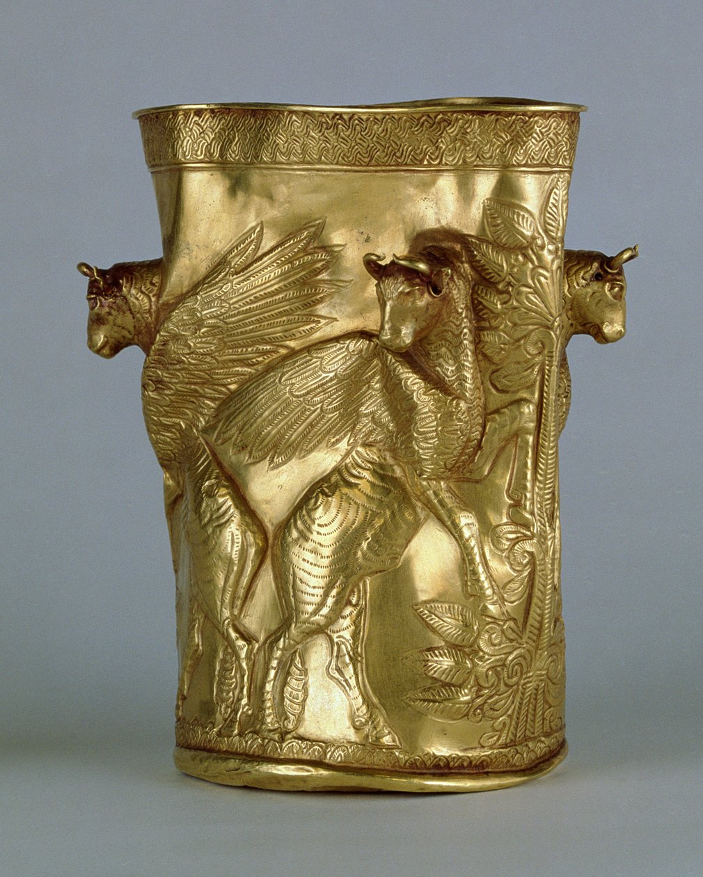 Beger dekorert med bevingede okser som flankerer et tre, fra Marlik, Iran, ca. 12.-11. århundre f.Kr. (gull) av Elamite
