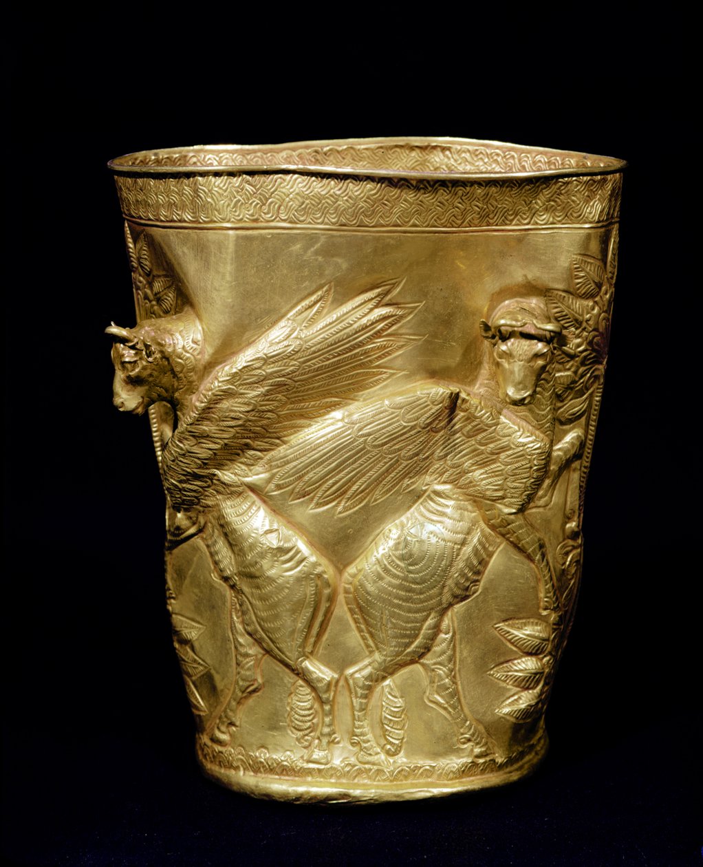 Beger dekorert med bevingede okser som flankerer et tre, fra Marlik, Iran, ca. 1100-1100-tallet f.Kr. (gull) (se også 180379) av Elamite