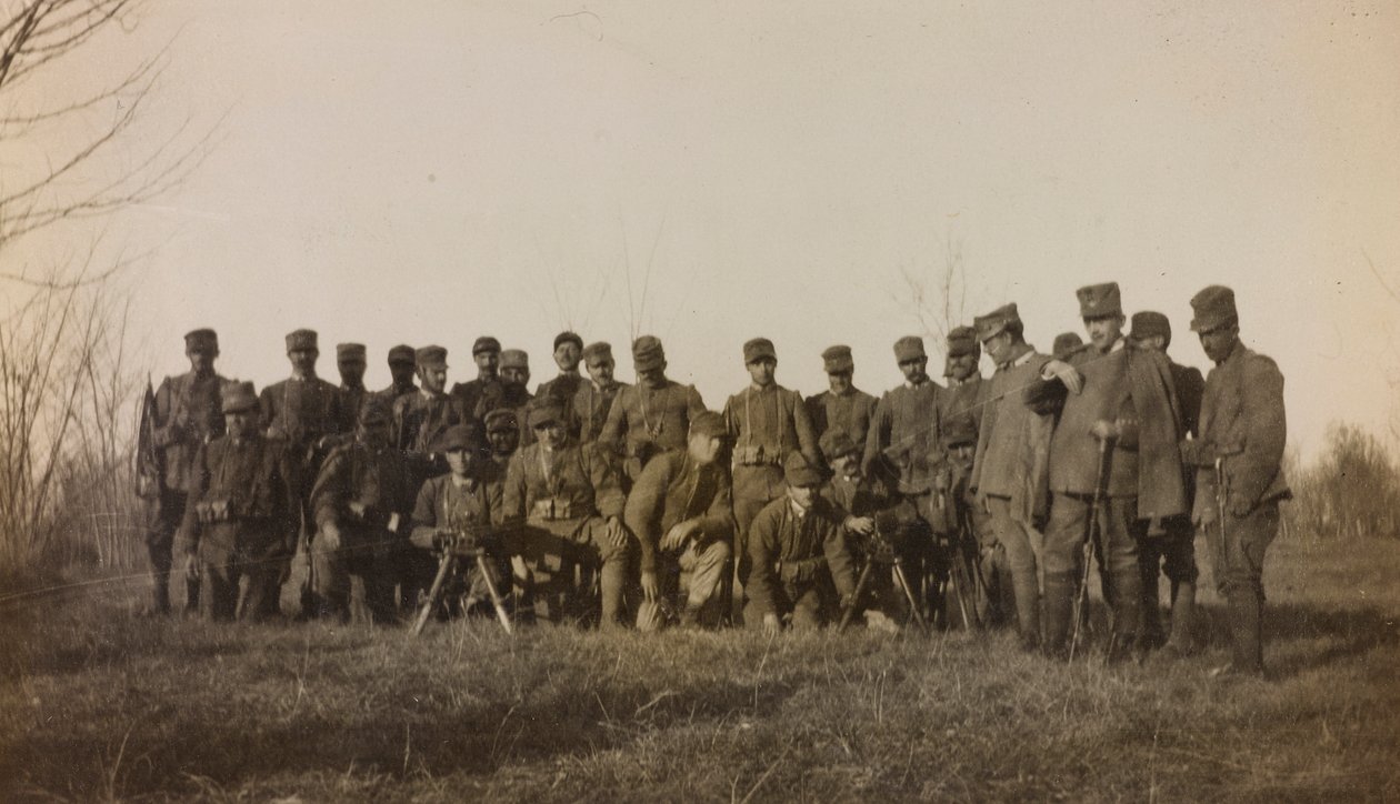 Album av første verdenskrig i Friuli-Venezia Giulia: gruppeportrett av soldatene fra infanteriet 112.mo med to maskingevær nær elvetårnet av Elena Bianconcini