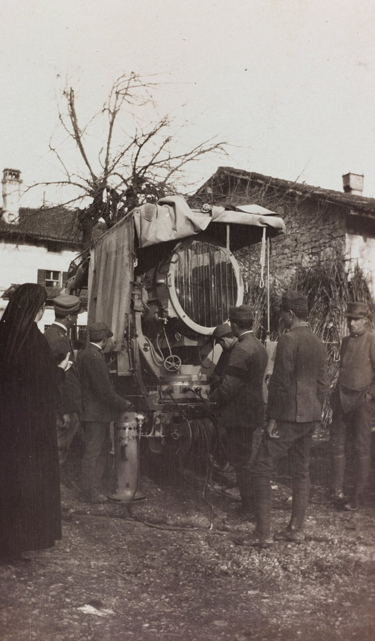 Album av første verdenskrig i Friuli-Venezia Giulia: fotoelektrisk bil, 01-04/1916 (s/hv-bilde) av Elena Bianconcini