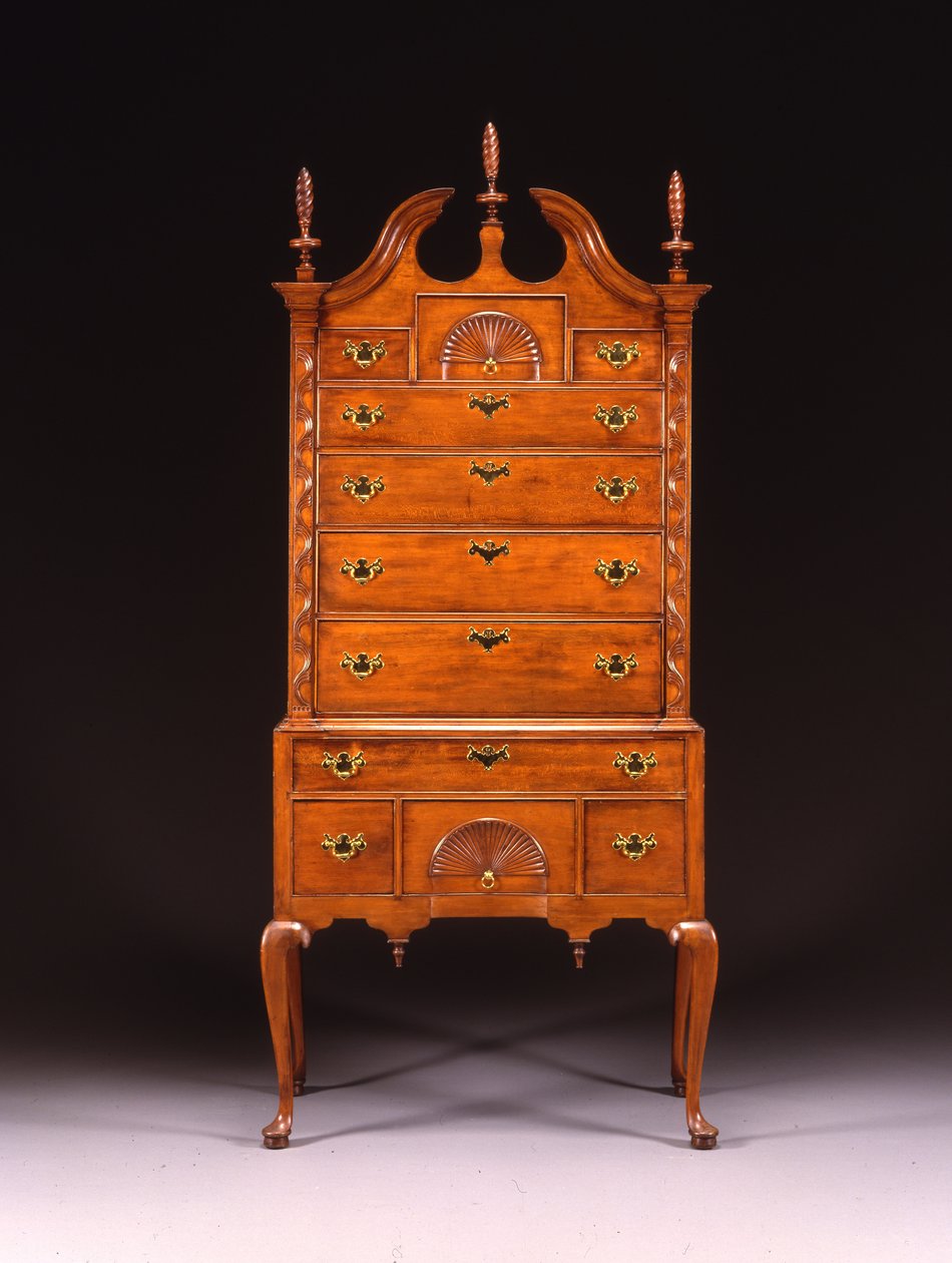Hawley-Clarke-Lyman-familien Queen Anne utskåret høy kommode, Hadley eller Springfield-området, Massachusetts, ca. 1750-70 (kirsebærtre) av Eliakim (school of) Smith