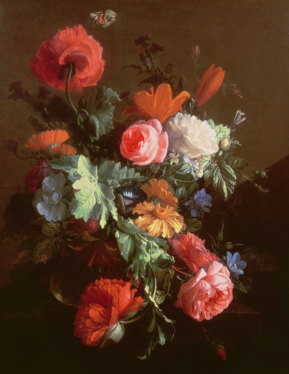 Valmuer, roser, liljer, tusenfryd, en konvolvulus og andre blomster i en glassbolle på en avsats, med en hvit kålsommerfugl over av Elias van den Broeck