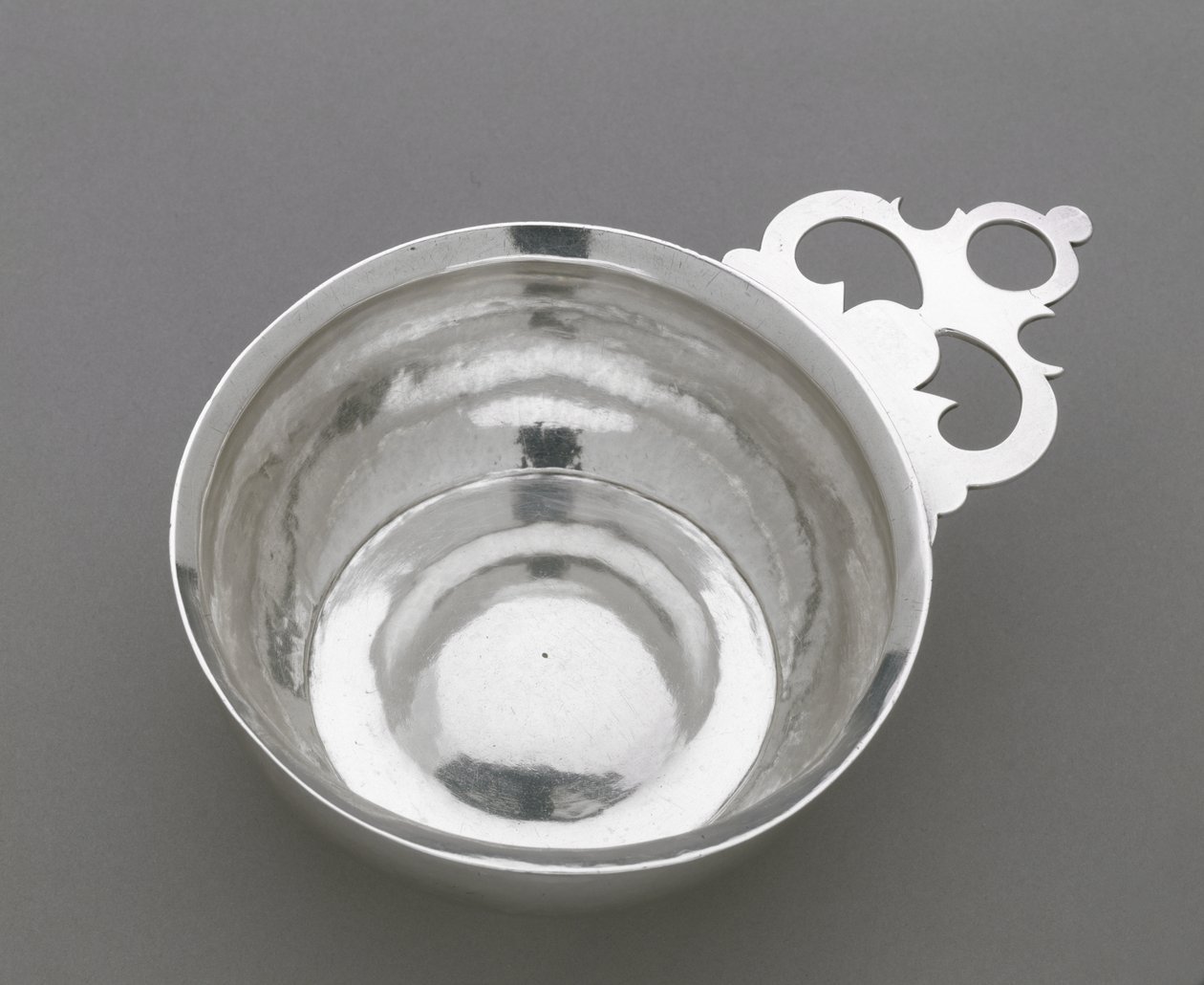 Porringer, ca. 1747–1810 (sølv) av Elias Pelletreau