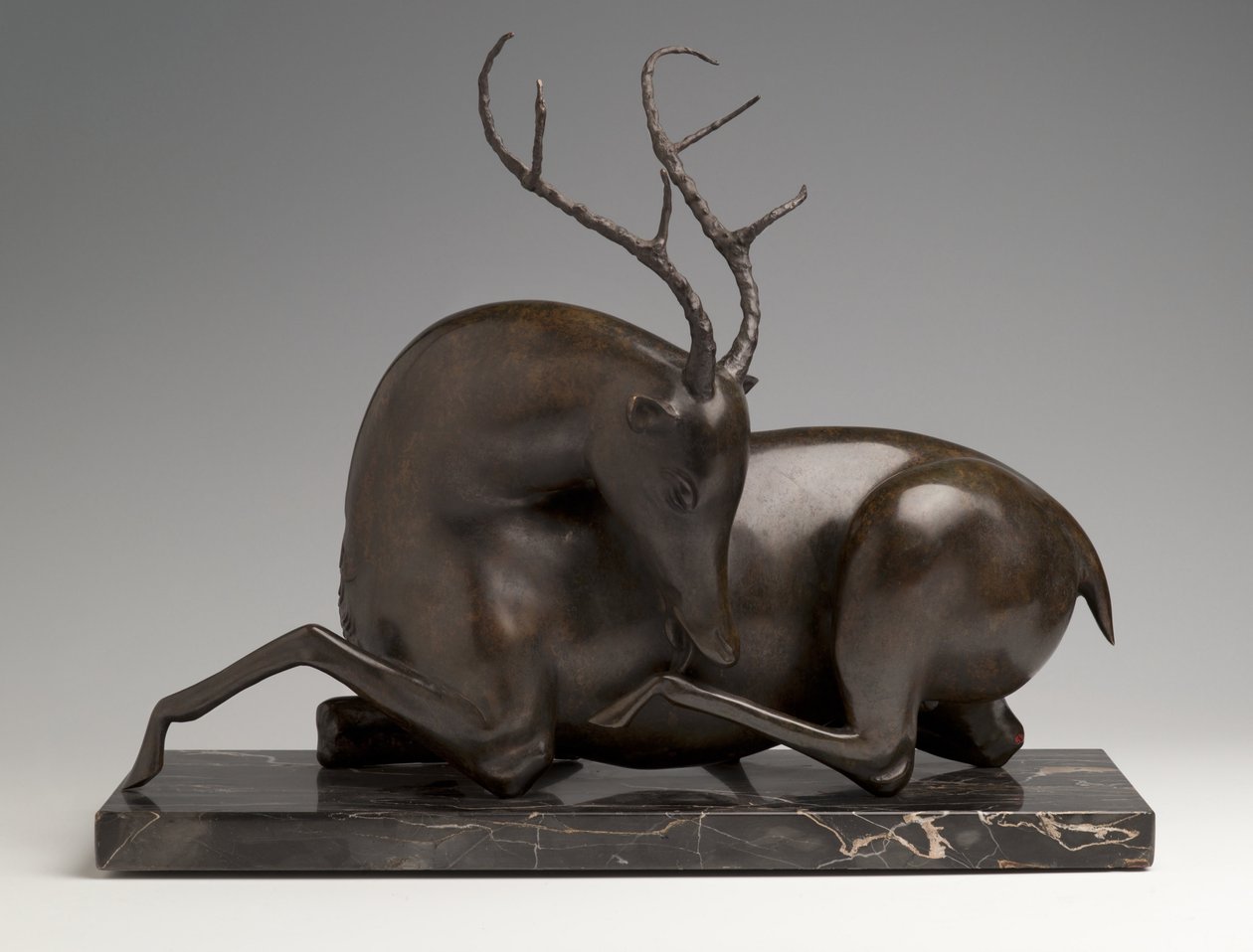 Hvilende hjort, ca. 1915 av Elie Nadelman