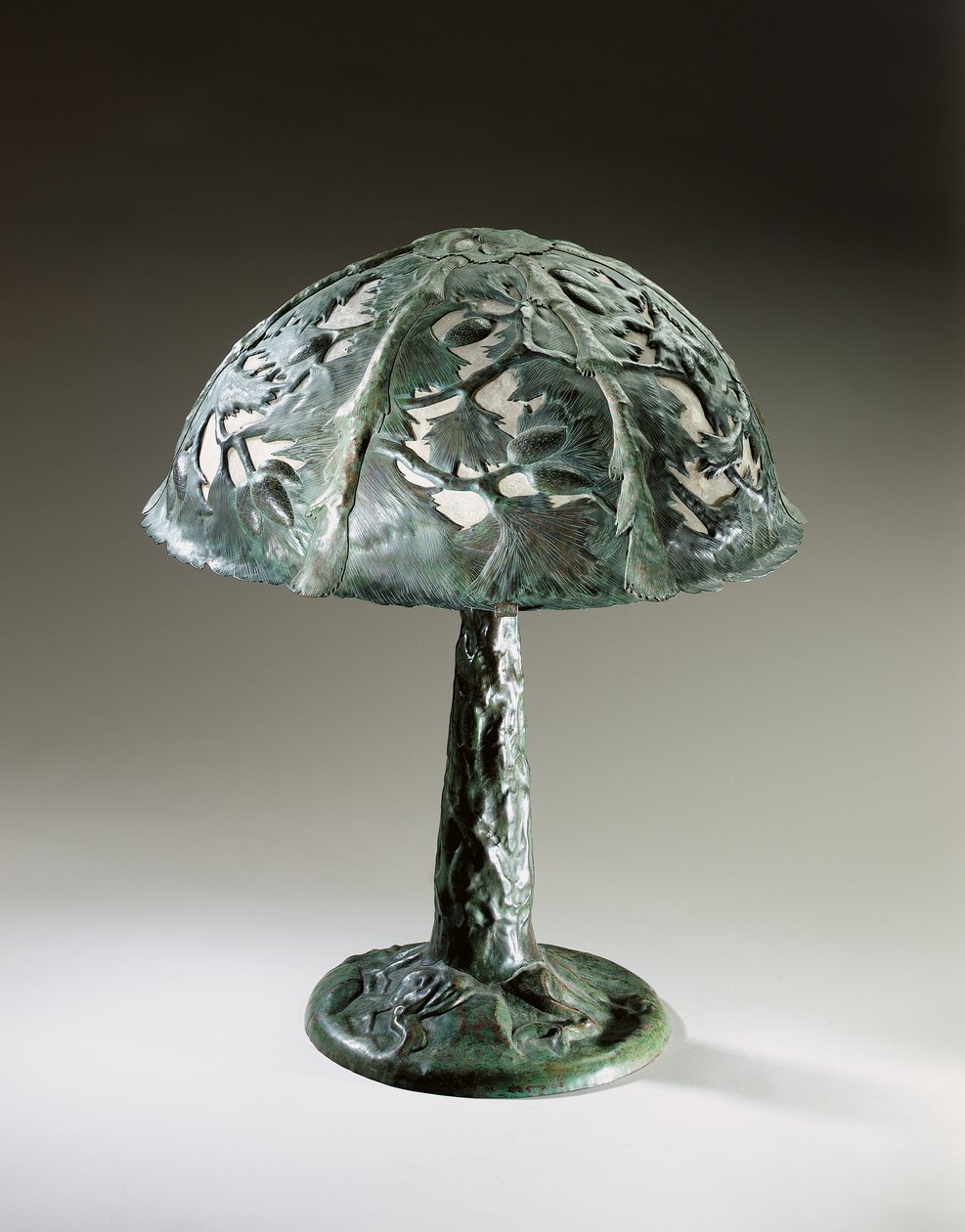 Bordlampe, ca. 1910 (patinert messing og skall) av Elizabeth Eaton Burton