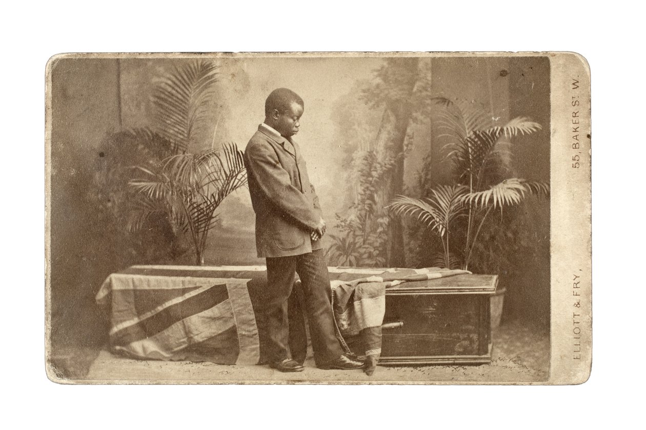 Jacob Wainwright med Livingstones kiste, London, 1874 (albumtrykk) av Elliott und Fry Studio