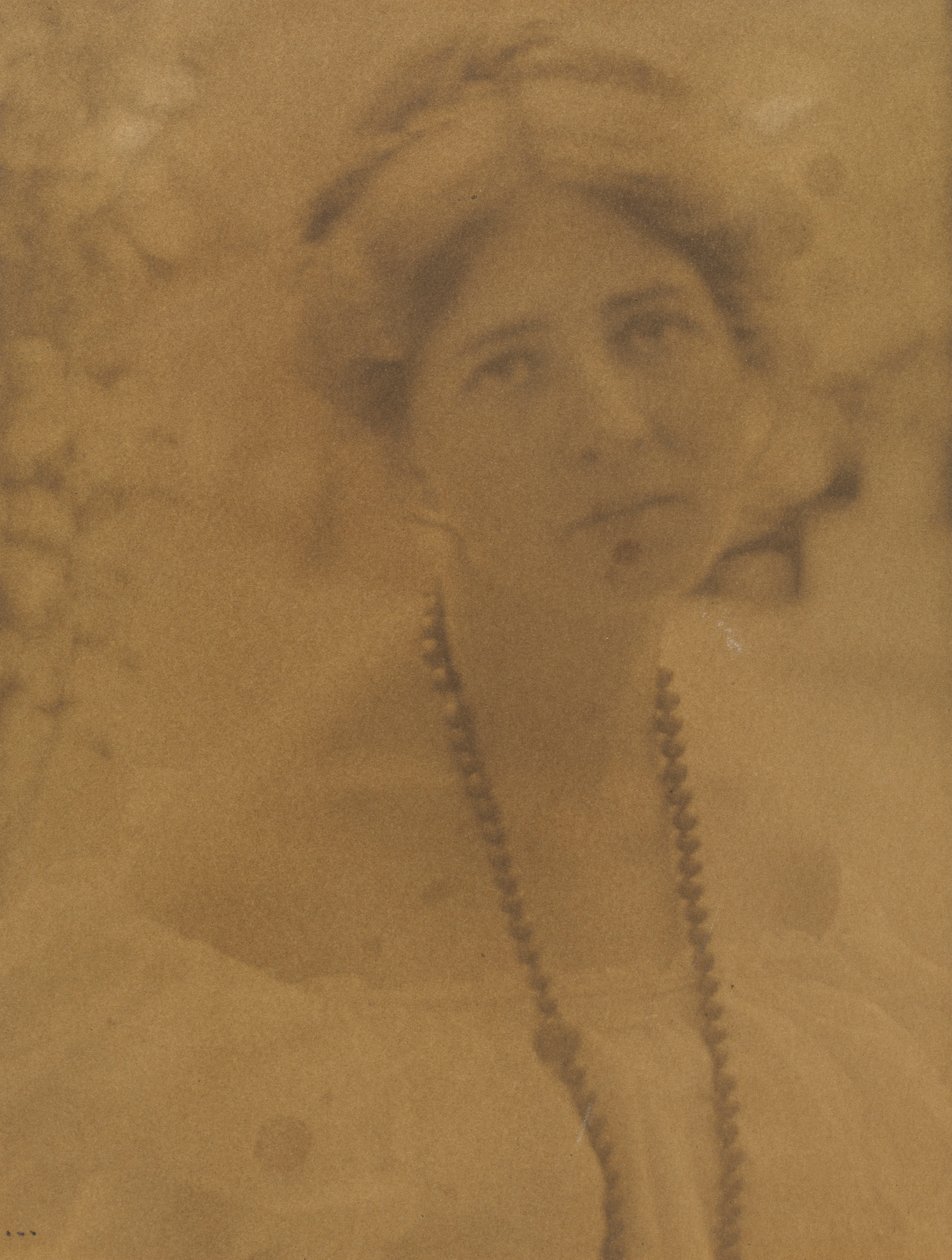 Portrett av Julia Hall McCune 1882-1971, ca. 1898. av Ema Spencer