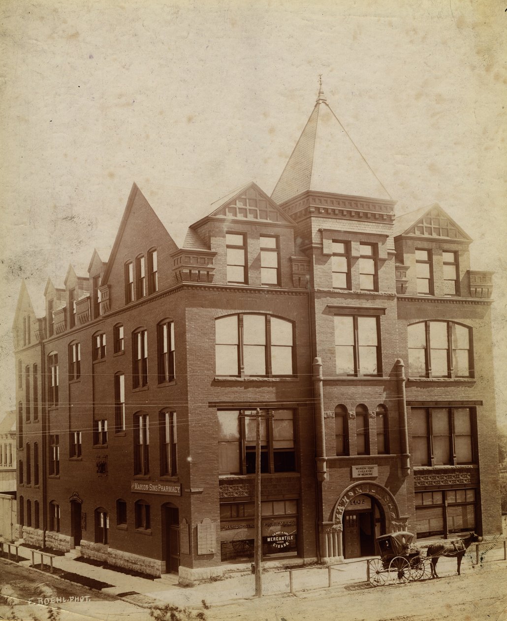 Marion Sims Medical College, South Grand Avenue og Caroline Street av Emil Boehl