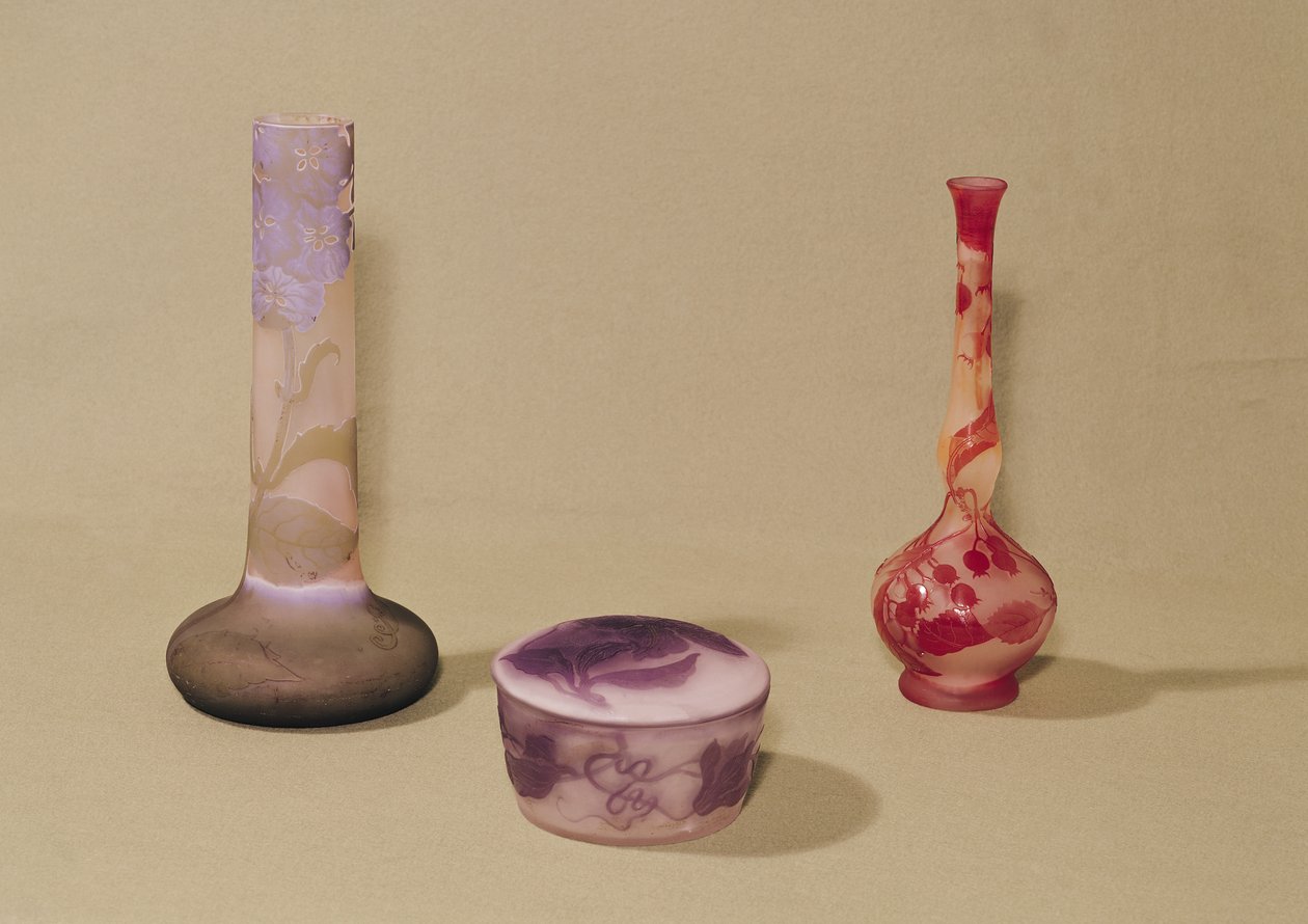 To vaser og en bonbonniere, 1800- og 1900-tallet (glass) av Emile Galle