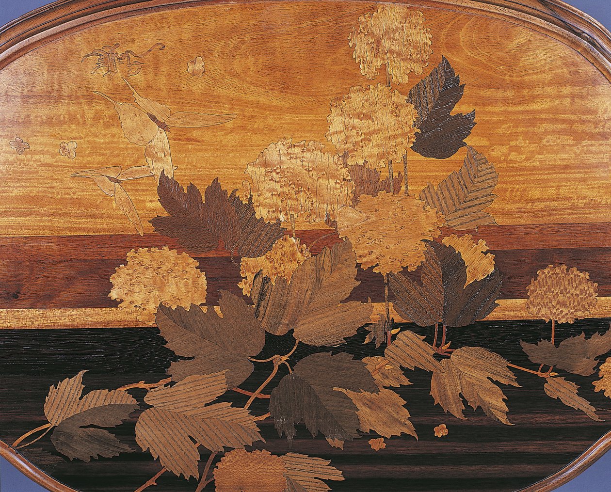Nærbilde av et ovalt tebord, Frankrike av Emile Galle
