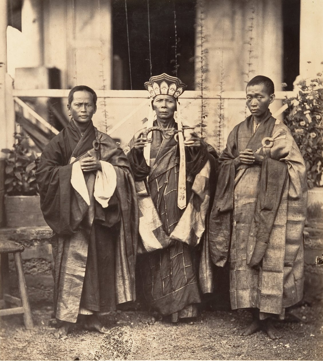 Munker fra Cholen Chinese Pagoda, Saigon, Cochinchina, 1866. av Emile Gsell
