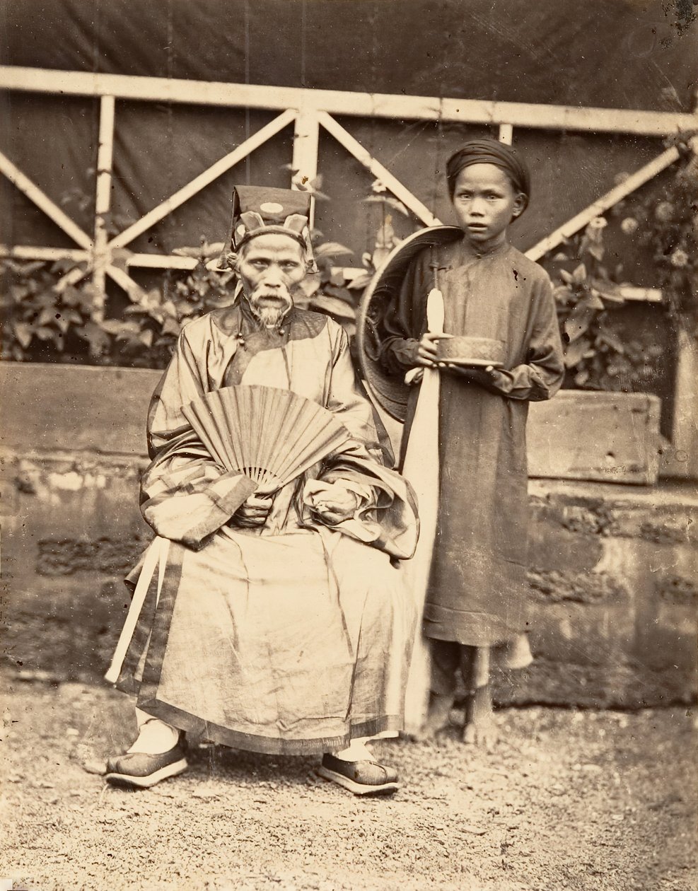 Landsbysjef i offisiell drakt, Cochinchina, 1866. av Emile Gsell