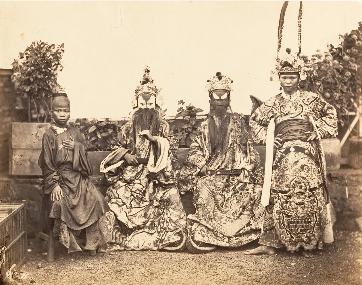 Teaterkostymer, Saigon, Cochinchina, 1866. av Emile Gsell