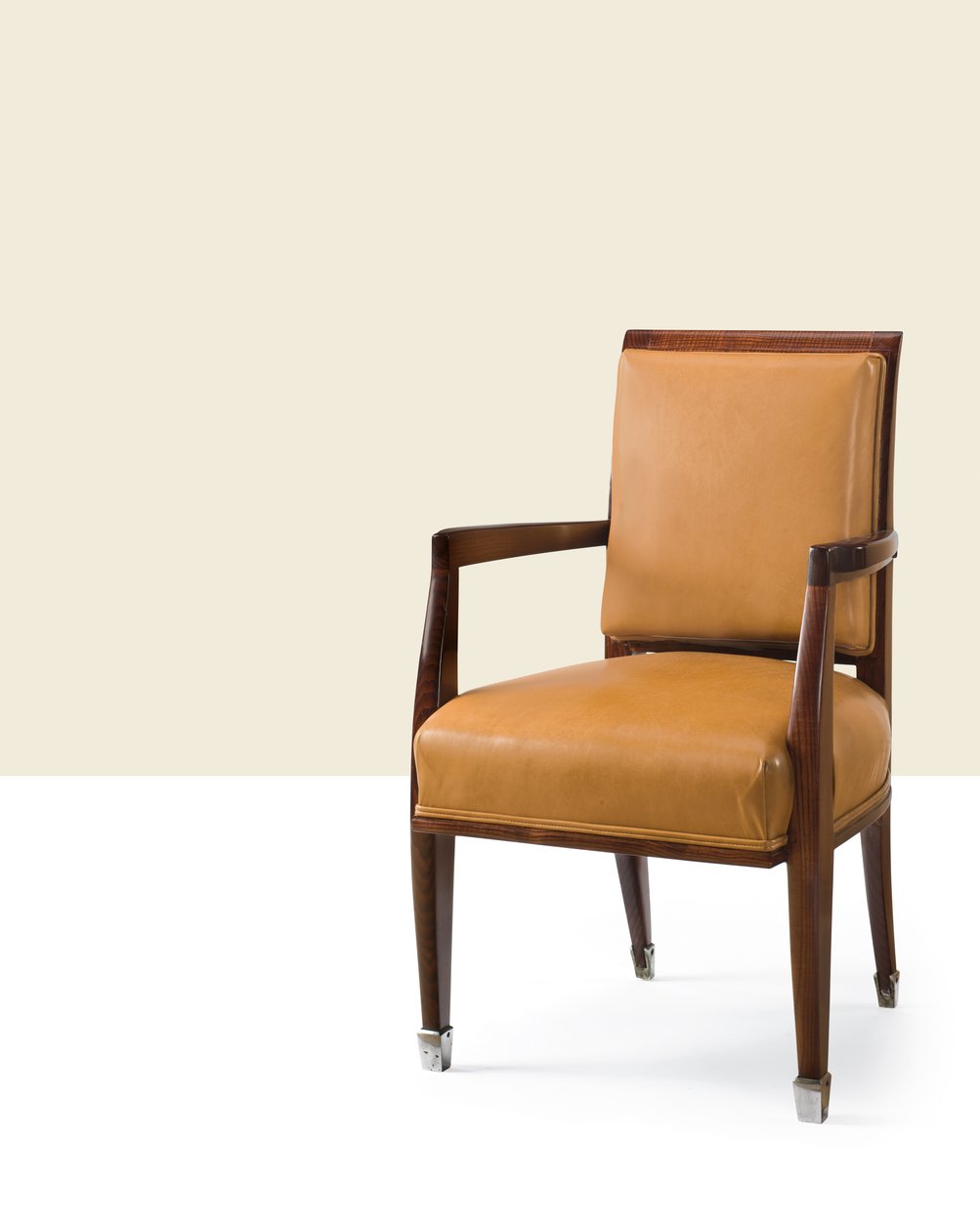 Lenestol for Salon de Thé på S.S. Île de France, ca. 1927 (beiset eik med skinntrekk og saboter i sølvfarget bronse) av Émile Jacques Ruhlmann