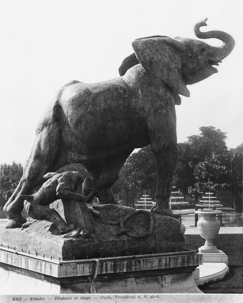 Ung elefant fanget i en felle, foran det første Trocadero-palasset som ble bygget for verdensutstillingen i 1878, 1878 (støpejern) av Emmanuel Fremiet