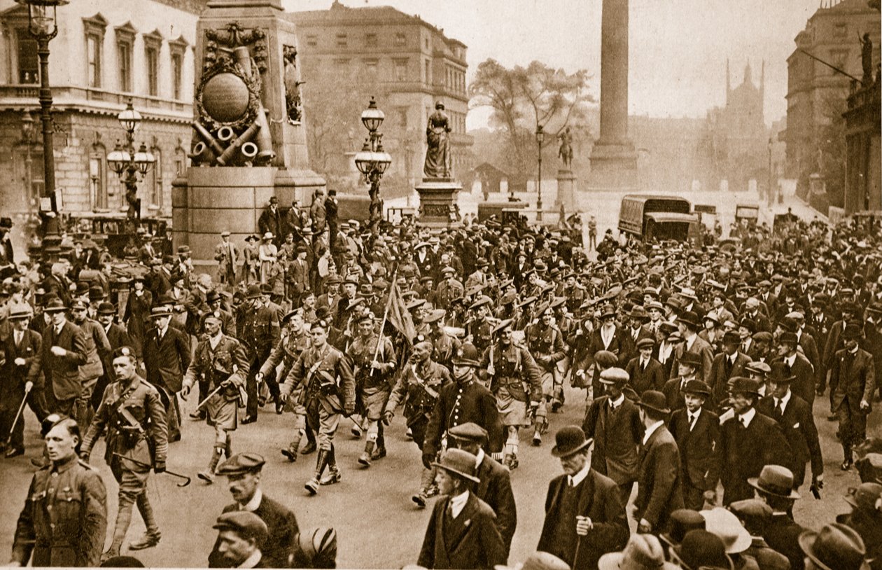 1. bataljon London skotsk marsjerer gjennom London ved ankomst fra Frankrike, 16. mai 1919 av English Photographer