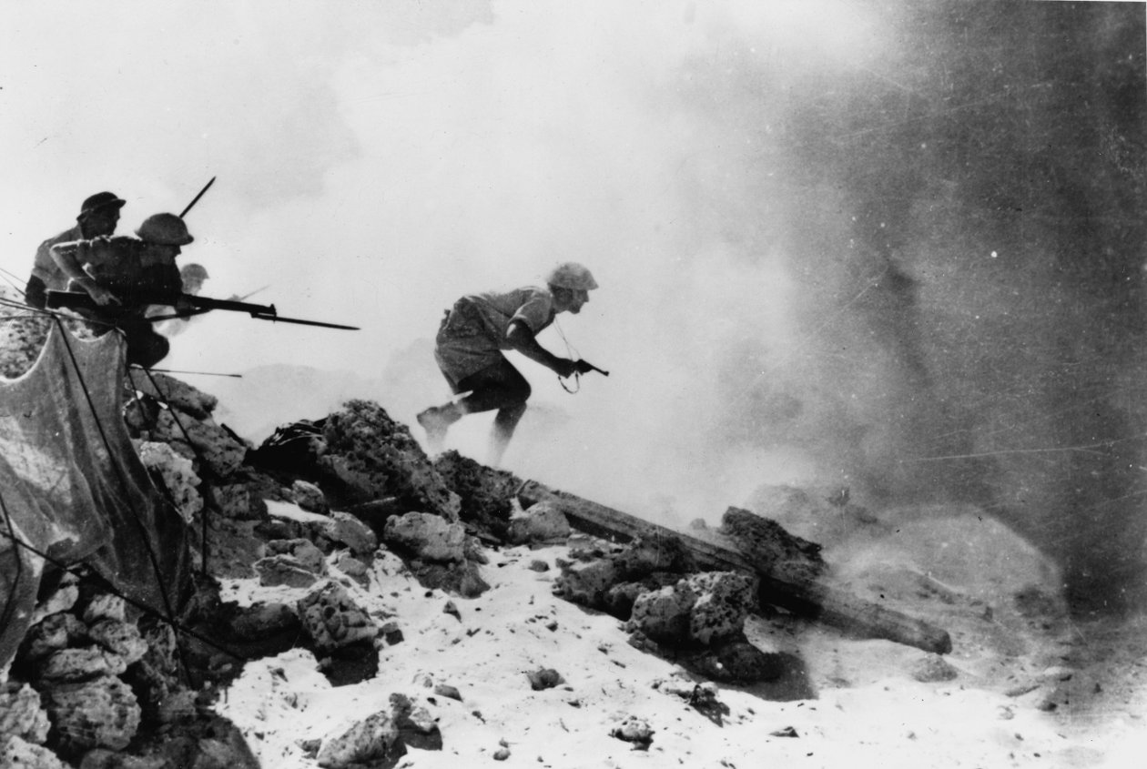 En britisk offiser bevæpnet med en revolver som leder mennene sine fremover med faste bajonetter, ett av syv offisielle fotografier relatert til det andre slaget ved El Alamein, 1942 av English Photographer