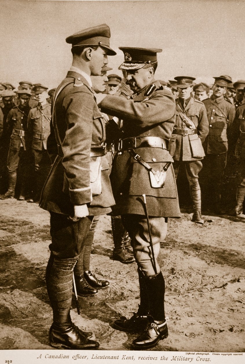 En kanadisk offiser, løytnant Kent, mottar Militærkorset, 1914-19 av English Photographer