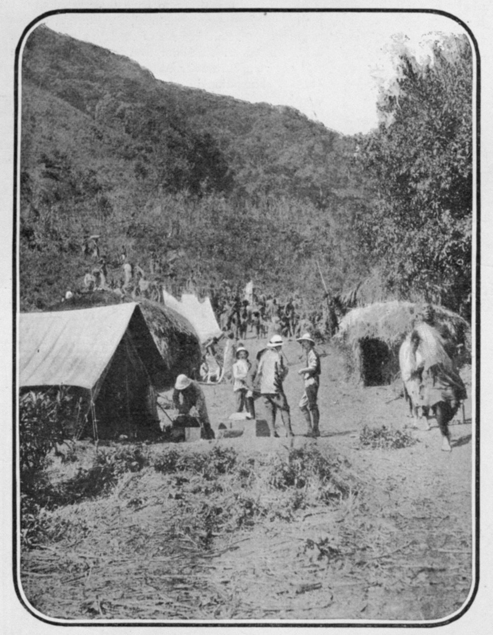 A Mountain Expedition Leaving the Permanent Base Camp, fra en artikkel med tittelen To the Mountains of the Moon publisert i The Graphic 27. oktober 1906 av English Photographer