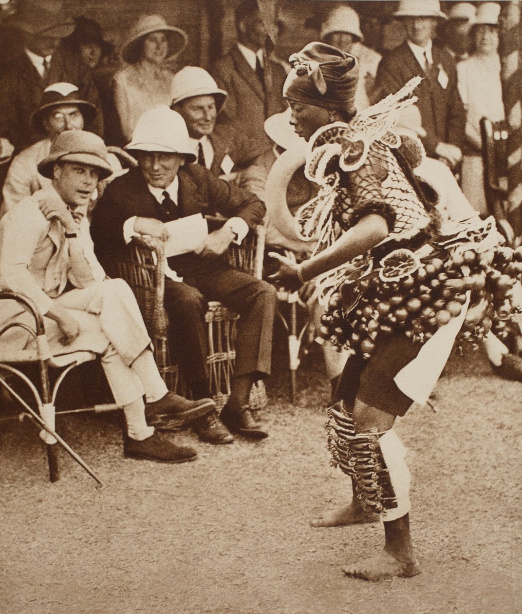 En innfødt dans for kong Edward VIII på vei til Sør-Afrika, Freetown, Sierra Leone av English Photographer