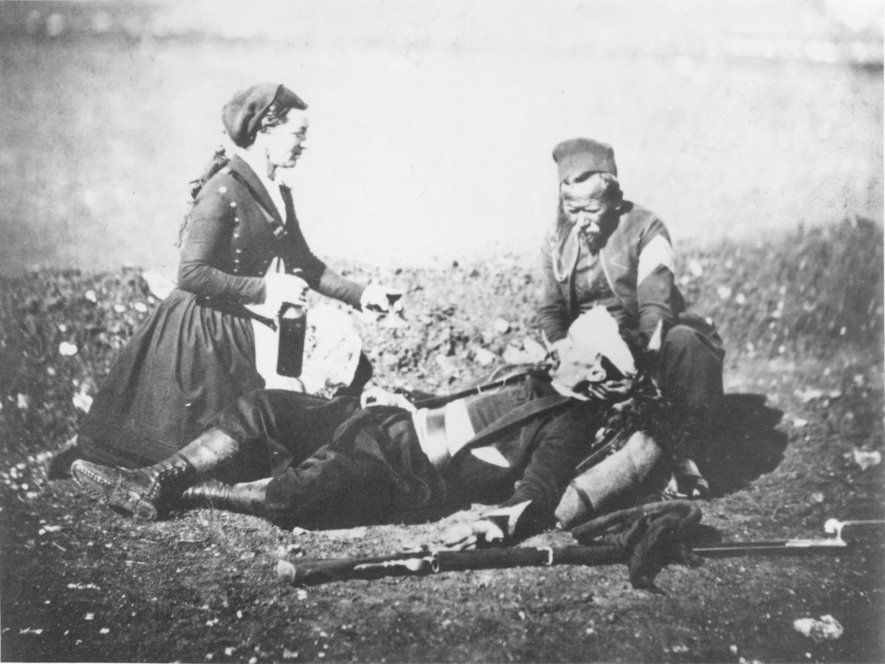 En sykepleier tar seg av en såret mann på Krim, ca. 1855 av English Photographer