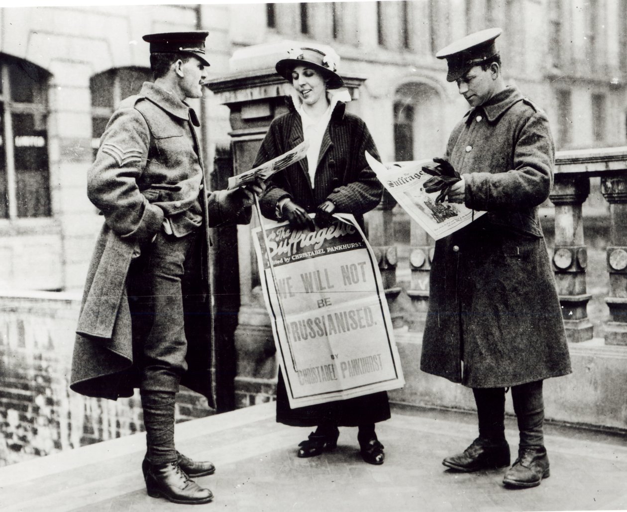 En suffragette som selger aviser til to soldater, ca. 1914 av English Photographer