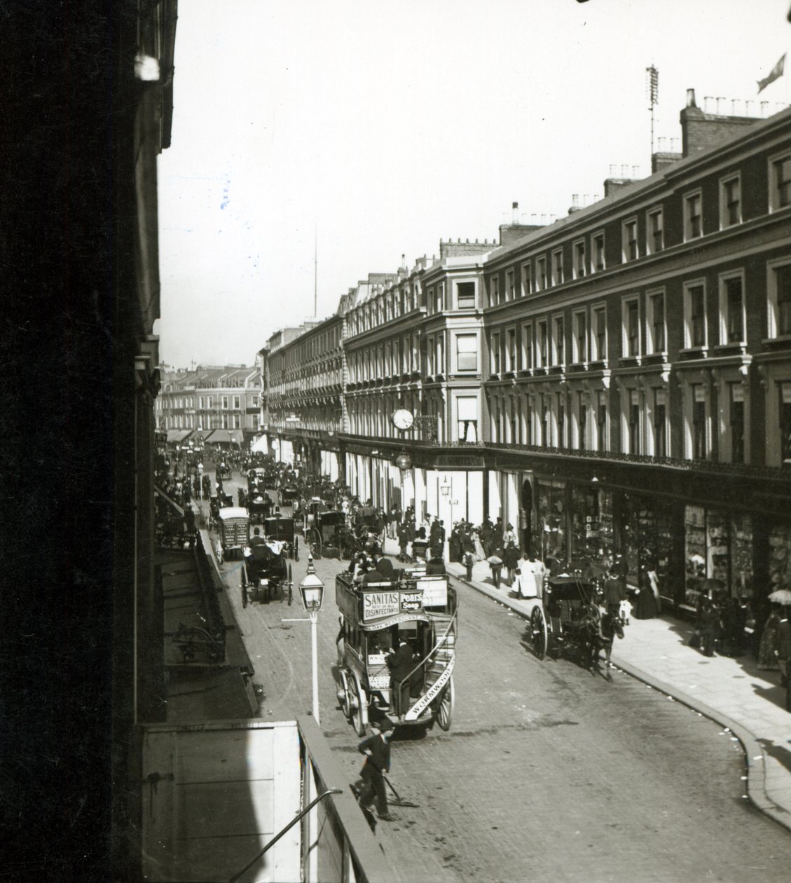 En utsikt over Westbourne Grove, London, som viser Whiteleys varehus, ca. 1890 av English Photographer