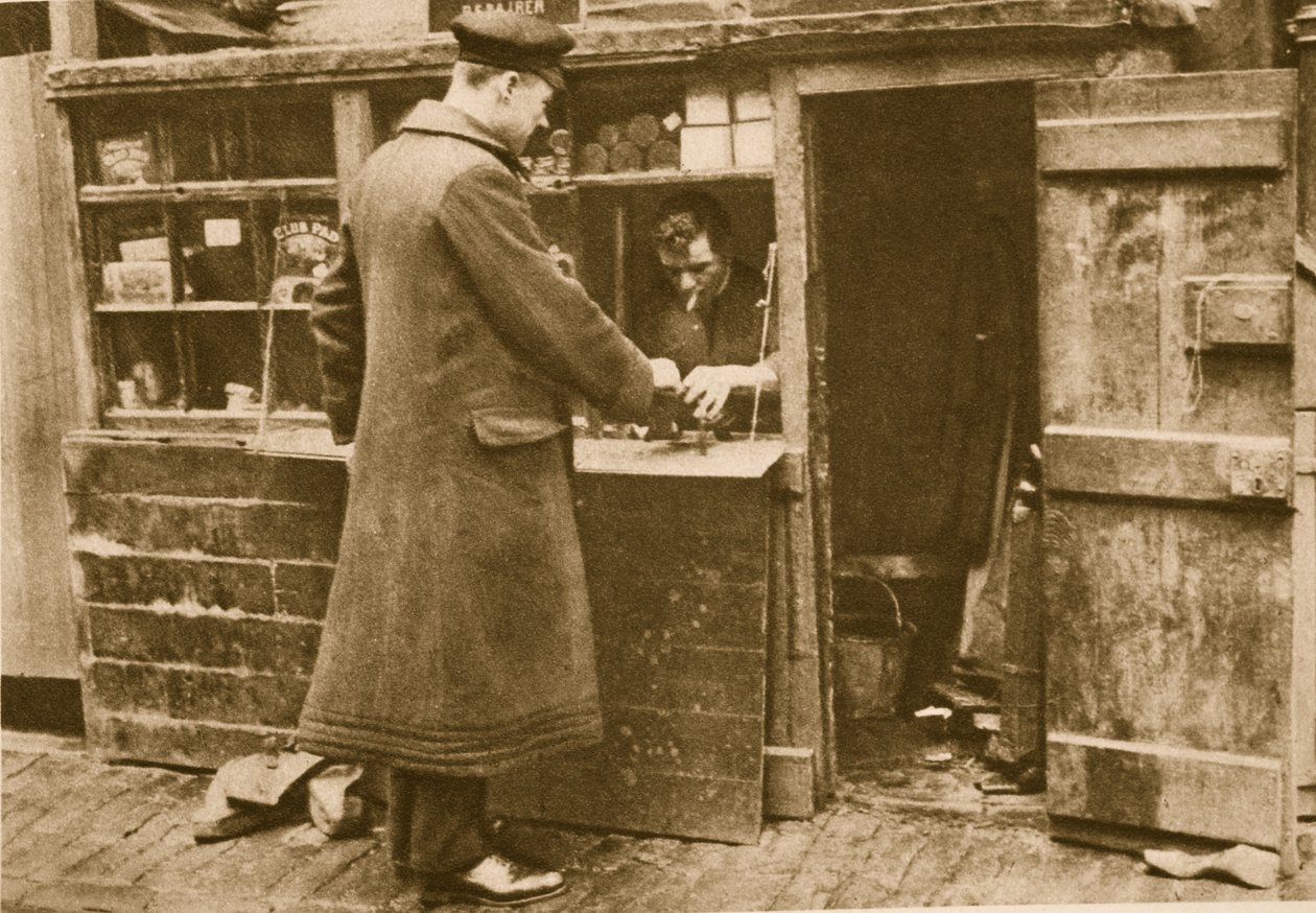 En sjåfør leverer inn et par støvler til en skomaker, Mayfair (sepia-bilde) av English Photographer