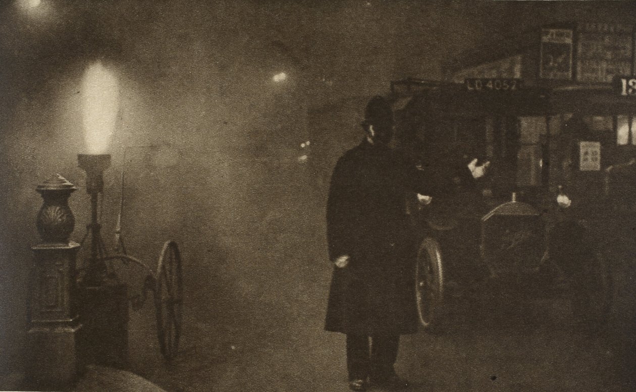 En konstabel som dirigerer trafikken i tåken, der Charing Cross møter Trafalgar Square (sepia-bilde) av English Photographer