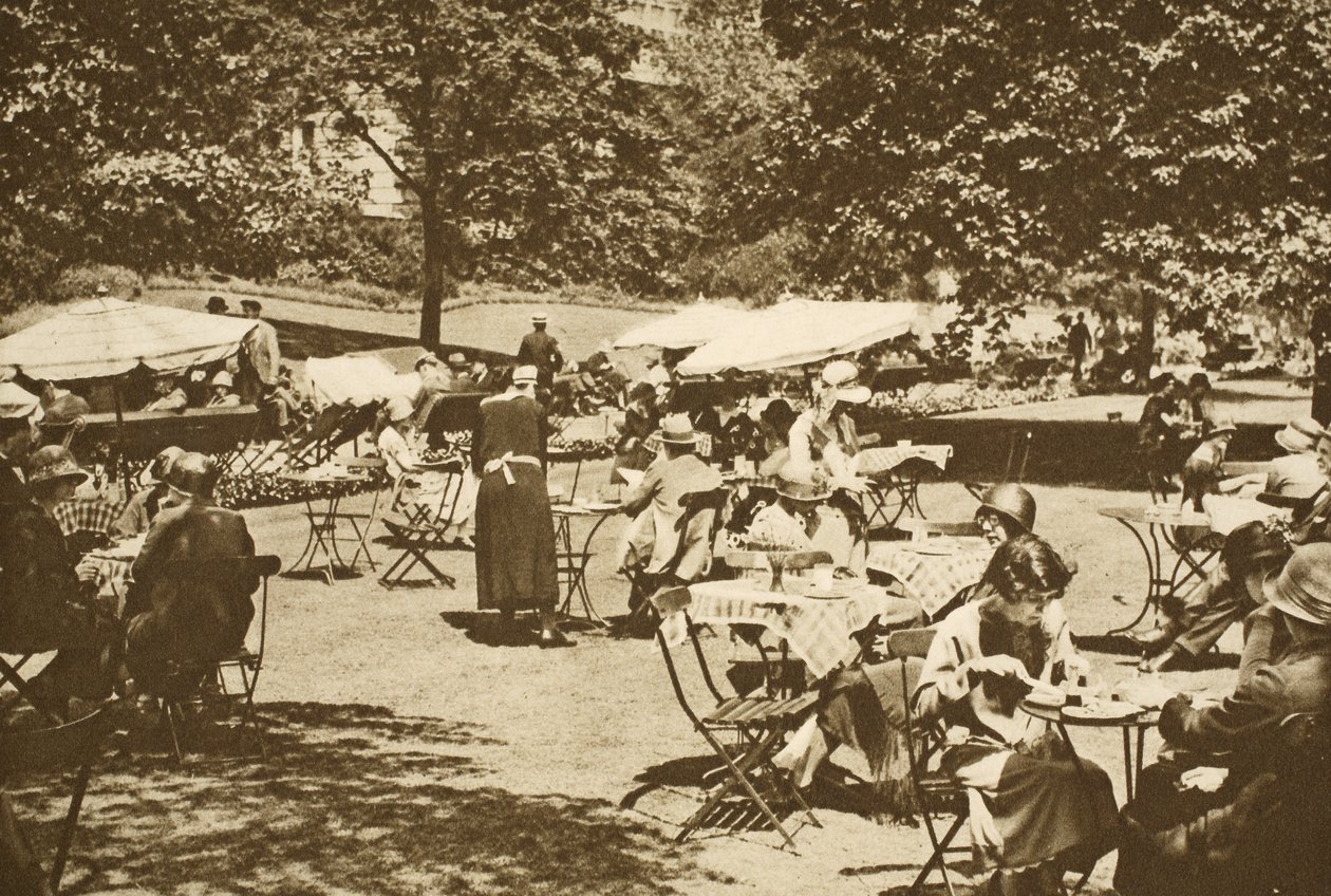 En kontinental lunsjscene i Embankment Gardens, Charing Cross (sepia-bilde) av English Photographer