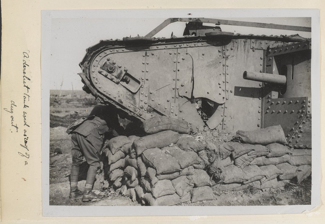 En nedlagt tank brukt som tak på en utgravd, 1915-18 av English Photographer