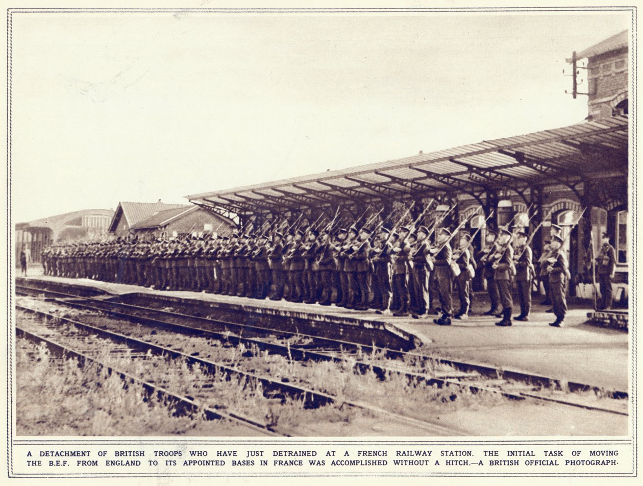 En avdeling av britiske tropper som nettopp har detrainert ved en fransk jernbanestasjon, fra The Illustrated War News, publisert 8. november 1939 av English Photographer