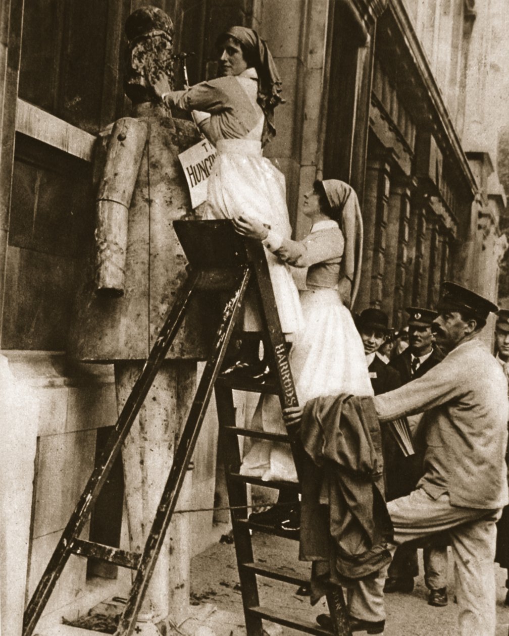 En sykehussykepleier som snur sin vanlige rolle: hamre fienden ved Stepney, illustrasjon fra The Illustrated War News, 27. september 1916 (sepia-bilde) av English Photographer