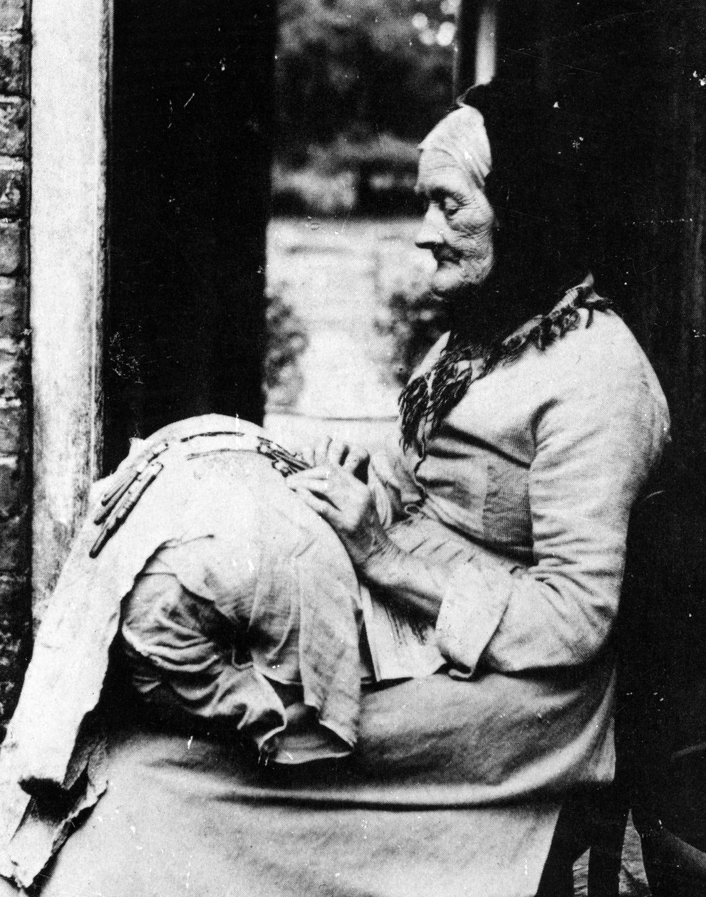 En blondemaker utenfor hytta hennes i South Buckinghamshire, sent C19th av English Photographer