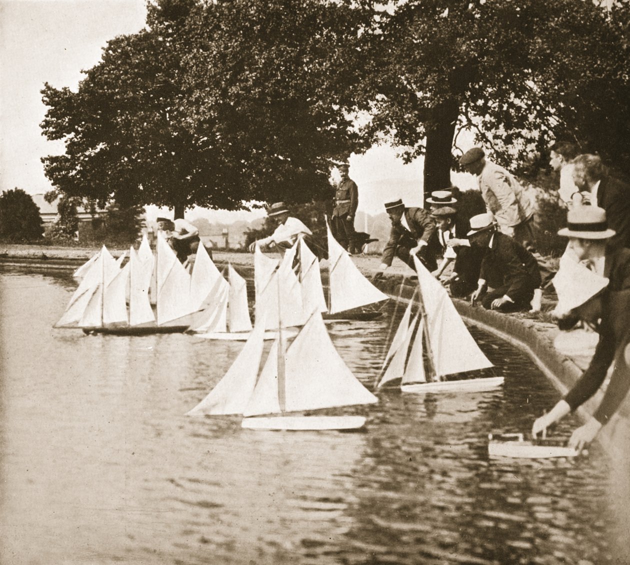 Et modellyachtrace, Alexandra Palace, illustrasjon fra tyske fanger i Storbritannia (fotogravyr) av English Photographer