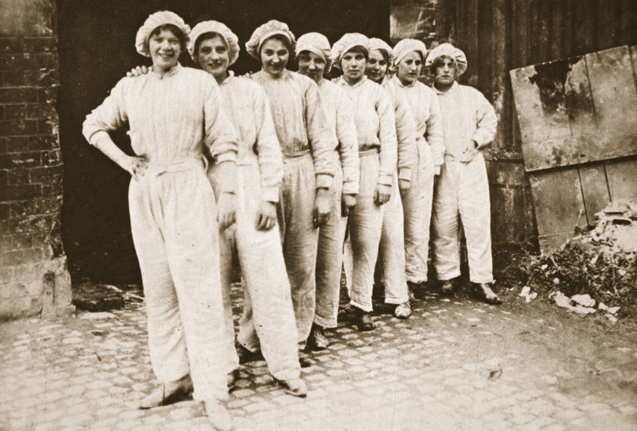 En pittoresk gruppe kvinnelige arbeidere: tjenestepiker i en mølle i Nottingham, fra The Illustrated War News, 12. juli 1916 (sepia-bilde) av English Photographer
