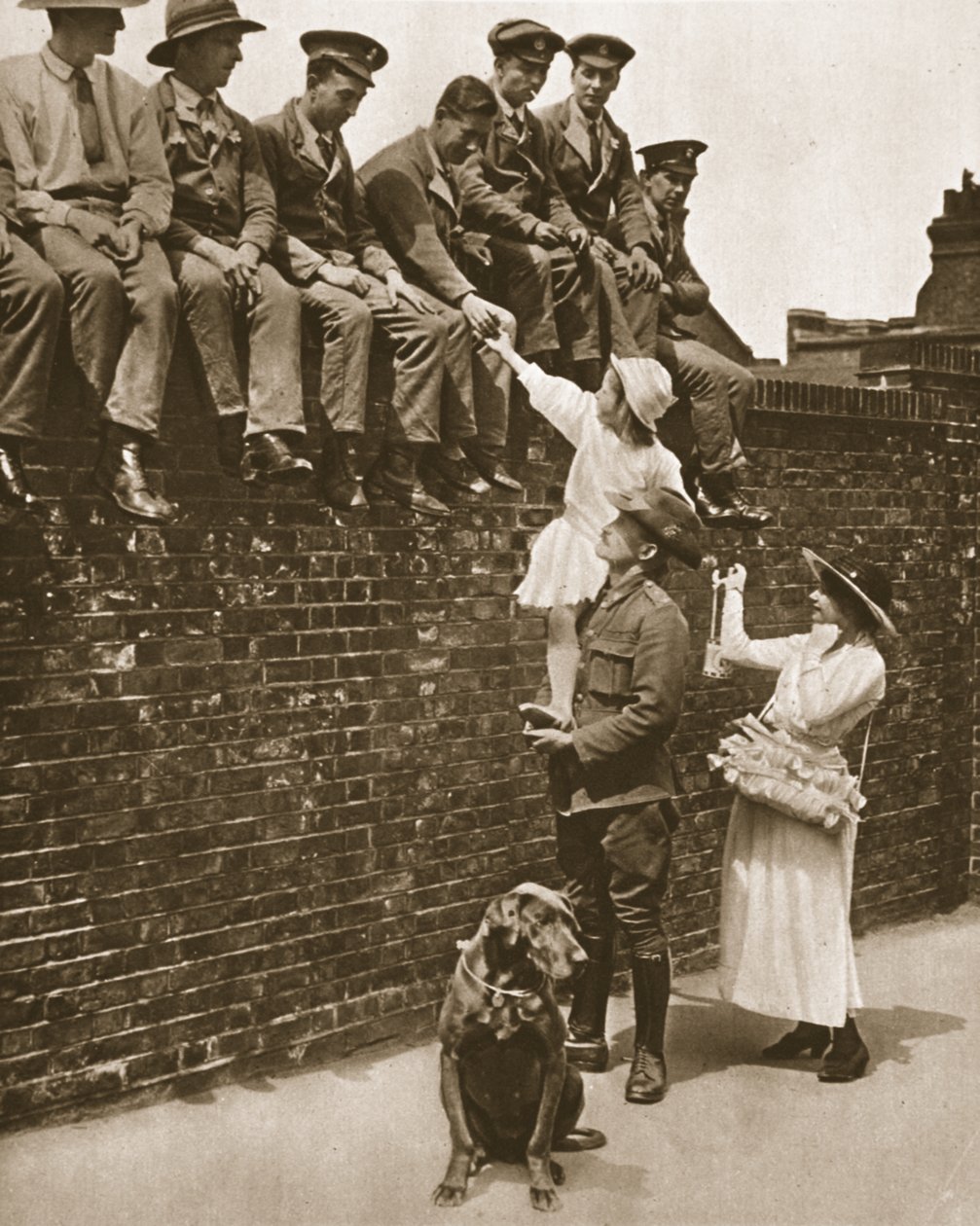 En høy australier hjelper til med å selge roser til sårede soldater: en Rose Day-hendelse, fra The Illustrated War News, 21. juni 1916 (sepia-bilde) av English Photographer
