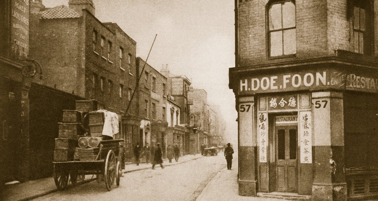 Utsikt over Pennyfields, Chinatown (sepia-bilde) av English Photographer